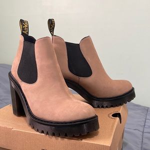 Dr. Martens Hurston Chelsea Boots size 9 in Milkshake - Discontinued